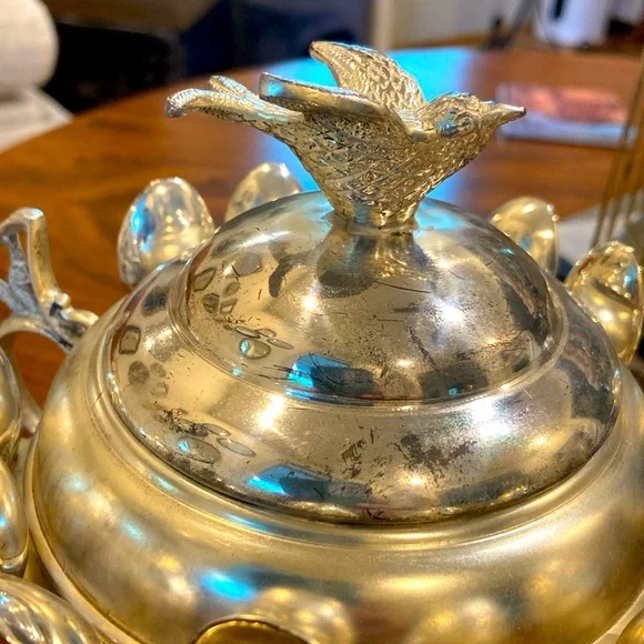 Antique silver-plated sugar bowl with a bird finial and matching spoons. - Picture 2 of 8